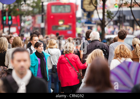 Oxford Street impaccato con gli acquirenti su un occupato il sabato pomeriggio. Foto Stock