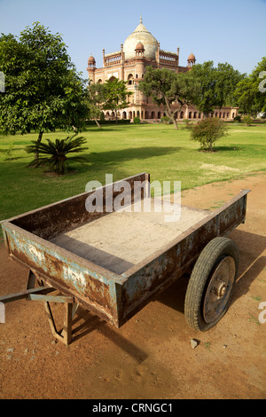 Vista di Safdarjung la tomba con carrello di fronte, New Delhi, India Foto Stock