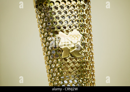 Una fotografia di close-up di un London 2012 Torcia olimpica che mostra il logo 2012. Foto Stock