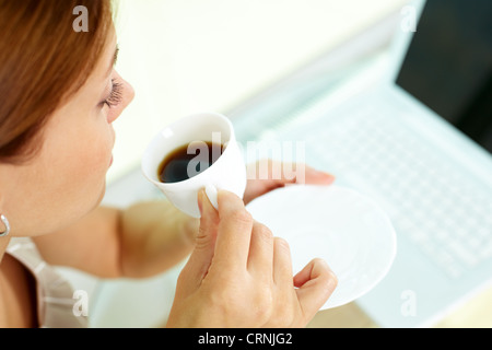 Business donna avente una tazza di caffè durante la pausa Foto Stock