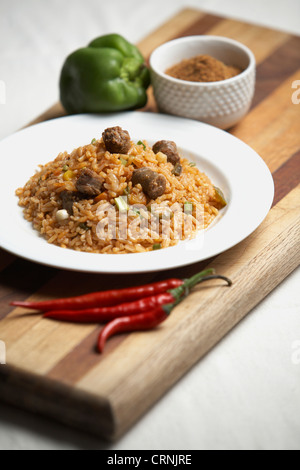 Riso Jollof con merguez. Foto Stock