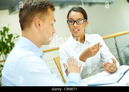 Disaccordo che si verificano nel mezzo della discussione tra due persone di affari Foto Stock