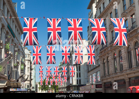 Street bunting per Queens diamond celebrazioni giubilari nel centro di Londra, Inghilterra Foto Stock