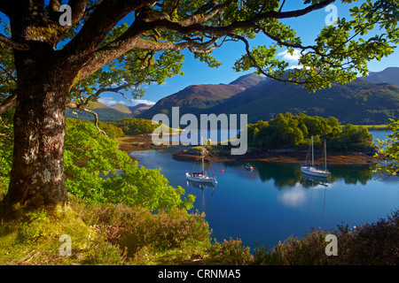 Yacht ancorati nelle calme acque del Loch Leven a Bishop's Bay. Foto Stock