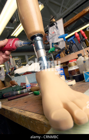 Un tecnico la costruzione di una protesi gamba in una protesi workshop. Foto Stock