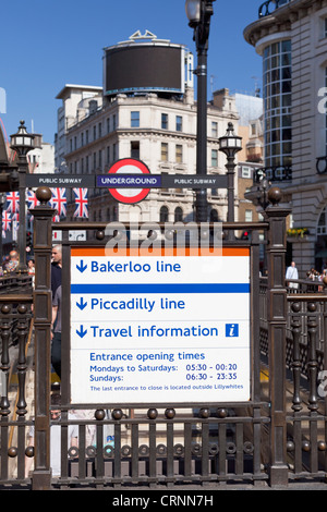 Le schede di informazioni a Piccadilly Circus la stazione della metropolitana di Londra, Regno Unito Foto Stock