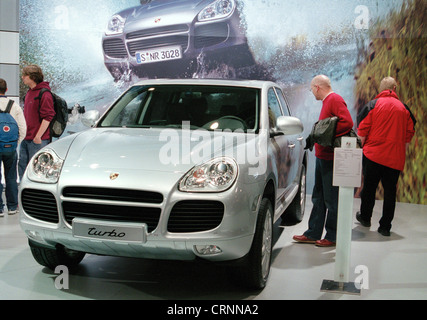 Porsche Cayenne veicolo del terreno presso il Motor Show di AMI Foto Stock