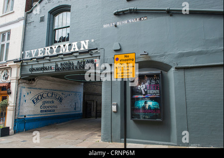 Londra Hampstead Village Everyman specialista del cinema di lusso con divani e poltrone da Bacco Taverna Greca ristorante servizio di cameriera Foto Stock