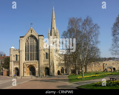 La magnifica cattedrale di Norwich vanta la seconda guglia più alta in Inghilterra. Foto Stock