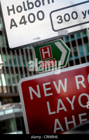 Ospedale e Pronto Soccorso stradale direzionale segno. Foto Stock