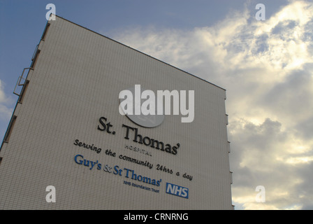 Ragazzi e St Thomas hospital building Foto Stock