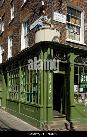 La figura di Minerva sopra terra condivisa negozio all'angolo di alta Petergate e Minster cancelli. Foto Stock