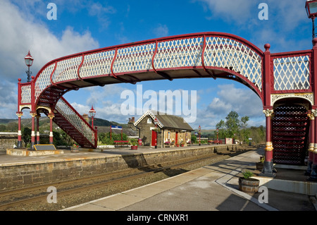 Il Footbridge sopra le piste di collegamento tra le piattaforme a Settle stazione ferroviaria. Foto Stock