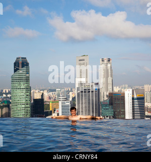 Sands SkyPark piscina infinity sul 57th piano di Marina Bay Sands Hotel, Marina Bay, Singapore, Sud-est asiatico Foto Stock