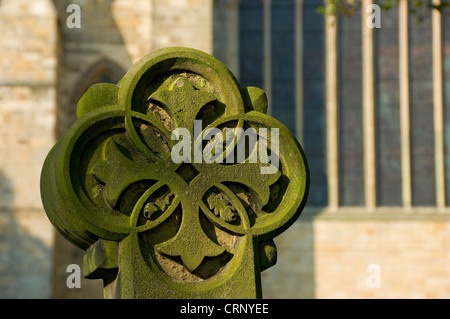 Close-up di ornati in pietra tombale sul sagrato della cattedrale di Ripon. Foto Stock