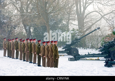 Pistola 21 salute nel Museo Giardini da 35 batteria 39 del Reggimento di Artiglieria reale per celebrare il Giubileo di diamante della regina Elisabetta II Foto Stock