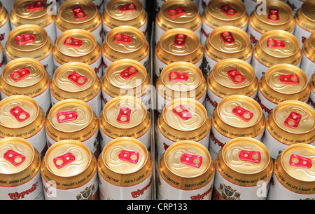 Guardare di lattine di birra con oro coperchio dall'alto. Foto Stock