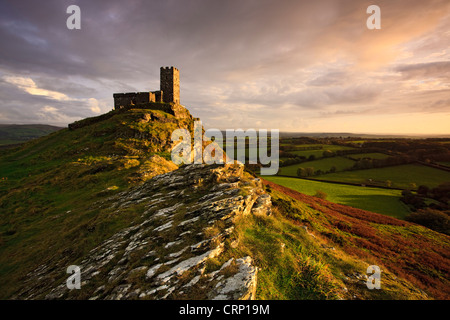 Luce della Sera sulla chiesa di San Michele de Rupe (St. Michael della roccia) nel Parco Nazionale di Dartmoor. Foto Stock