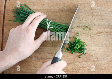 Erba cipollina su una superficie in legno Foto Stock