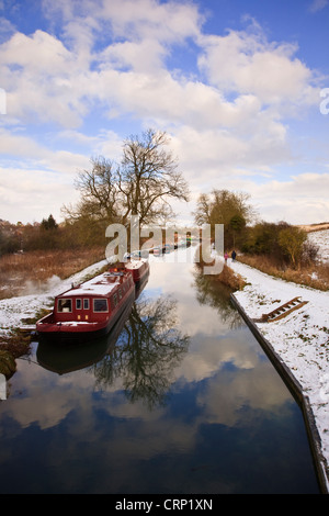 La neve che ricopre la strada alzaia lungo il Kennet and Avon Canal a grande Bedwyn. Foto Stock