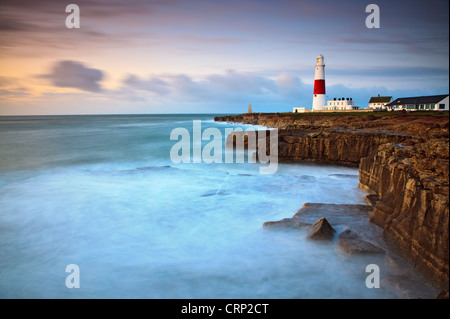 Alba rossa e bianca a strisce Portland Bill faro costruito nel 1906. Foto Stock