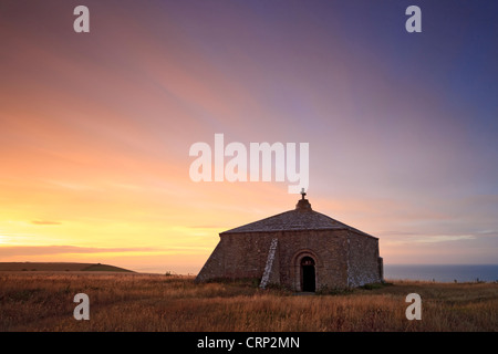 Sunrise nel corso del XIII secolo a forma di quadrato St Aldhelm Cappella del vicino Worth Matravers. Foto Stock