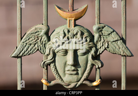 La maschera di Medusa gorgone. Elemento del Three-Arched ringhiera Ponte San Pietroburgo, Russia Foto Stock