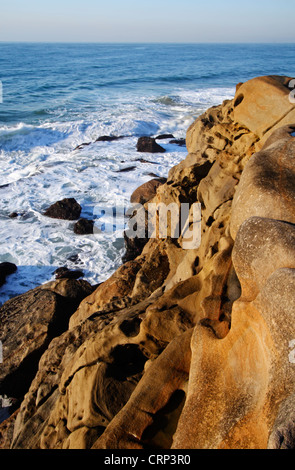 Scogliere di arenaria che si affaccia sul mare di Thompson's Bay, Ballito, Kwazulu Natal, Sud Africa Foto Stock