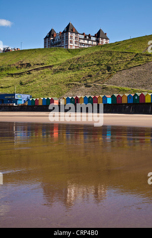 Pittoresca spiaggia di capanne lungo la West Cliff Beach a Whitby. Foto Stock