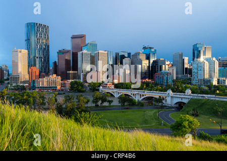 Skyline e Centre Street Bridge, Calgary, Alberta, Canada Foto Stock