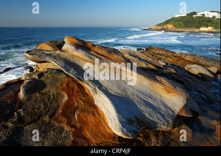 Scogliere di arenaria che si affaccia sul mare di Thompson's Bay, Ballito, Kwazulu Natal, Sud Africa Foto Stock