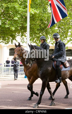 Montato funzionario di polizia a piedi il centro commerciale Mall Londra Inghilterra Metropolitan Police Service Foto Stock
