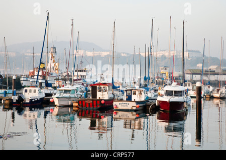 Barche ormeggiate nel porto interno a Scarborough. Foto Stock