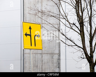 Direzionale segno di traffico senza nomi sulla parete vuota sfondo, Oslo Norvegia Foto Stock