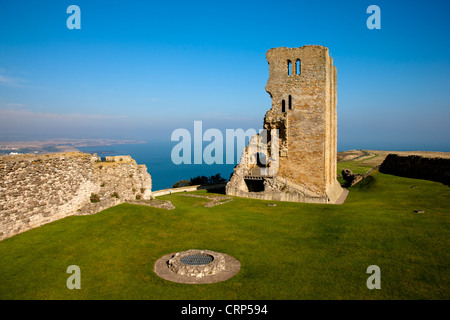 I resti del Castello di Scarborough's Norman mantenere alti su un promontorio roccioso che si affaccia sul Mare del Nord. Foto Stock
