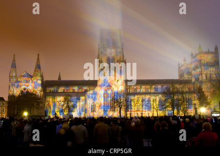 Corona di luce, una larga scala di proiezione del Lindisfarne vangeli proiettata su Durham Cathedral a LUMIERE 2011, IL REGNO UNITO la Foto Stock