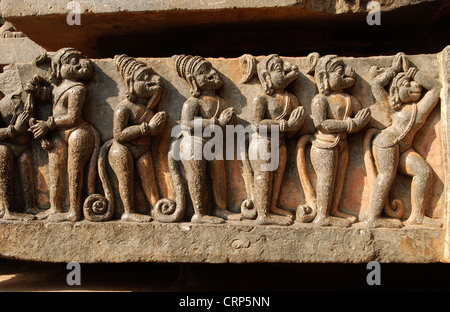 Vanaras o scimmie scolpiti sulle pareti del tempio hoysaleswara halebidu,Karnataka, India Foto Stock