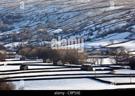 La neve che copre i campi e colline di Swaledale superiore durante il periodo invernale in Yorkshire Dales National Park. Foto Stock