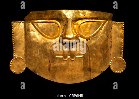 Oro maschera funebre Perù Sican cultura Lambayeque 9-11th cento Sud America American Foto Stock