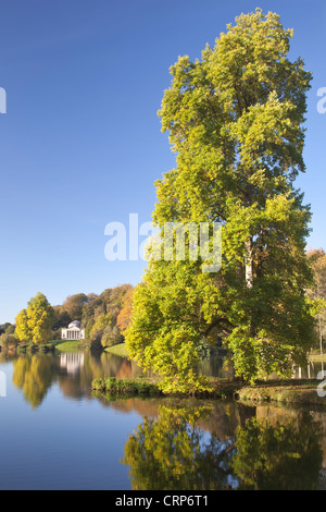 Vista del Pantheon attraverso il lago in autunno a Stourhead Garden. Foto Stock