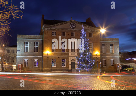 Un grande albero di Natale decorato con luci nella parte anteriore della casa mercato in Taunton Town Center. Foto Stock