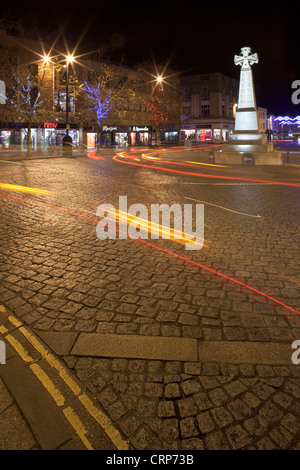 I sentieri delle luci dal traffico passando per il memoriale di guerra in Taunton Town Center. Foto Stock