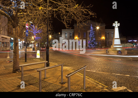 Un grande albero di Natale decorato con luci nella parte anteriore della casa mercato in Taunton Town Center. Foto Stock