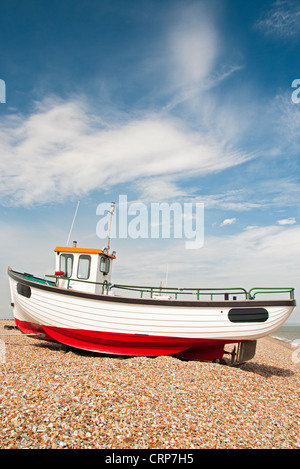 Una barca da pesca sulla spiaggia di ciottoli a Dungeness. Foto Stock