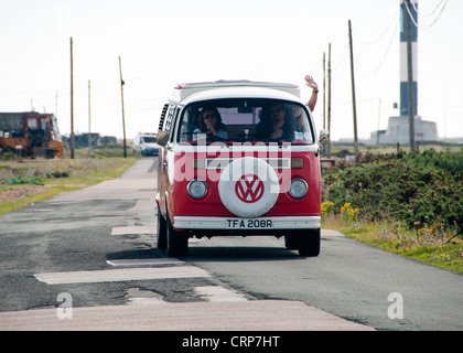 I turisti che viaggiano in una VW camper van. Foto Stock