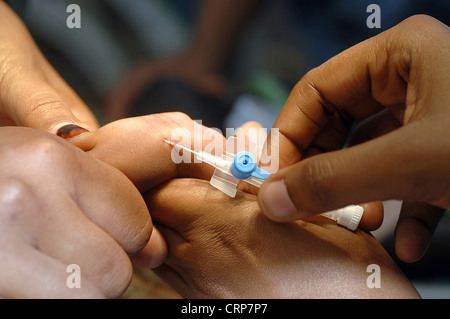 Un infermiere tenendo il campione di sangue da un paziente. Foto Stock