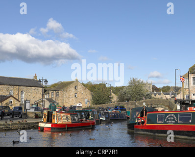 Strette barche a noleggio e gite in barca sul Leeds e Liverpool canal. Foto Stock