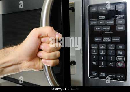 Apertura di una porta a microonde Foto Stock