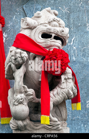 Dettaglio di un cinese Lion statua, Thian Hock Keng Cinese Tempio Hokkien in Telok Ayer Street, Singapore Foto Stock
