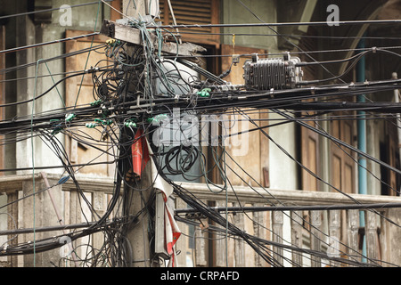 Fastidiosi fili elettrici a Bangkok, in Thailandia Foto Stock